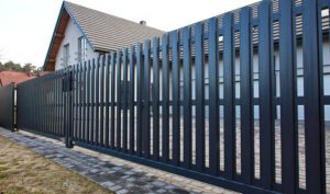 Constructii garduri – gard metalic modern montat in jurul unei case rezidentiale